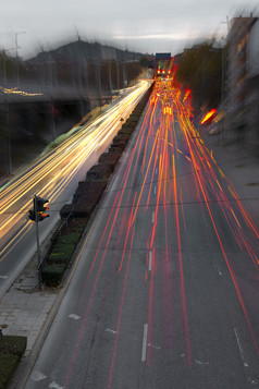忙街与汽车晚上许多灯