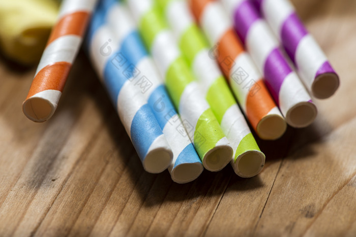 多彩色的喝吸管放置木表格充满活力的颜色饮料吸管使纸关闭宏拍摄