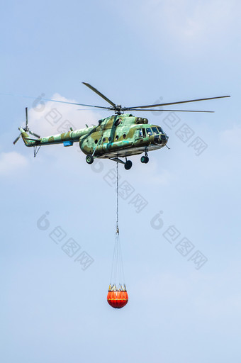 绿色消防直升机运输水直升机<strong>匮乏</strong>压抑了火灾
