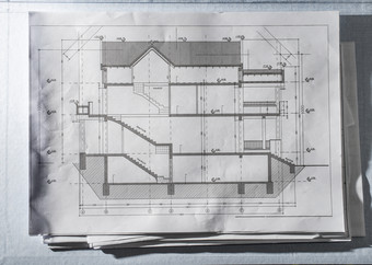 <strong>首页设计</strong>蓝图草图房子项目建设背景技术建筑项目房子计划许多论文的架构师桌子上