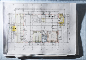 <strong>首页设计</strong>蓝图草图房子项目建设背景技术建筑项目房子计划许多论文的架构师桌子上