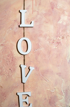 爱文本粉红色的墙首页室内白色木角色钩状的与绳子墙概念爱和情人节rsquo一天