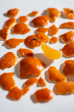 普通话和橙色皮白色背景背景柑橘类水果自然光