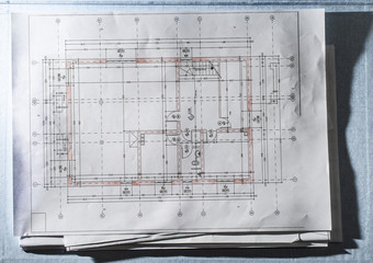 <strong>首页设计</strong>蓝图草图房子项目建设背景技术建筑项目房子计划许多论文的架构师桌子上