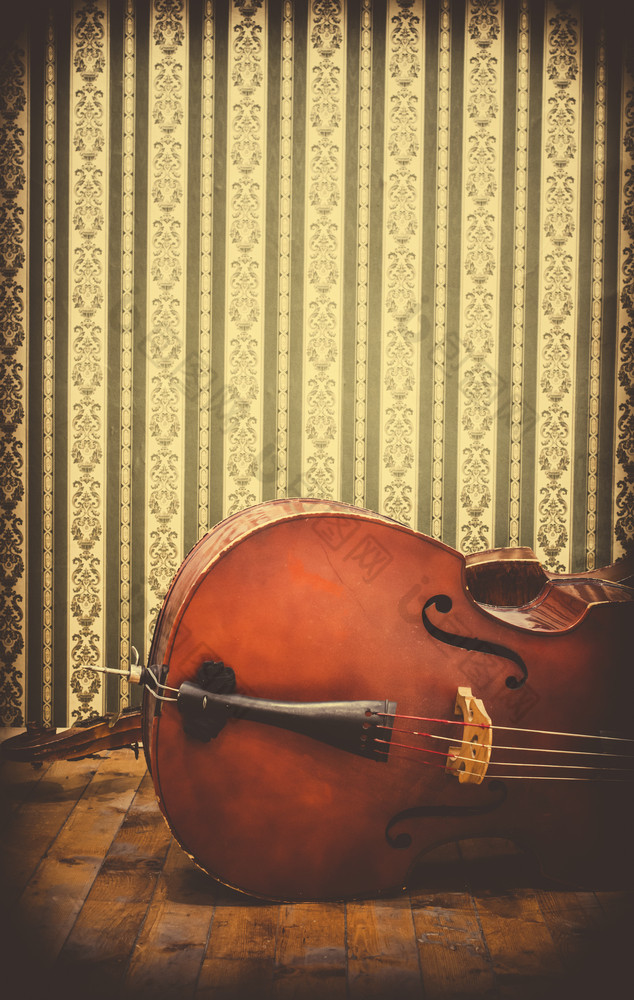 古董最低音的木地板上维多利亚时代风格饰品的墙经典音乐和艺术概念