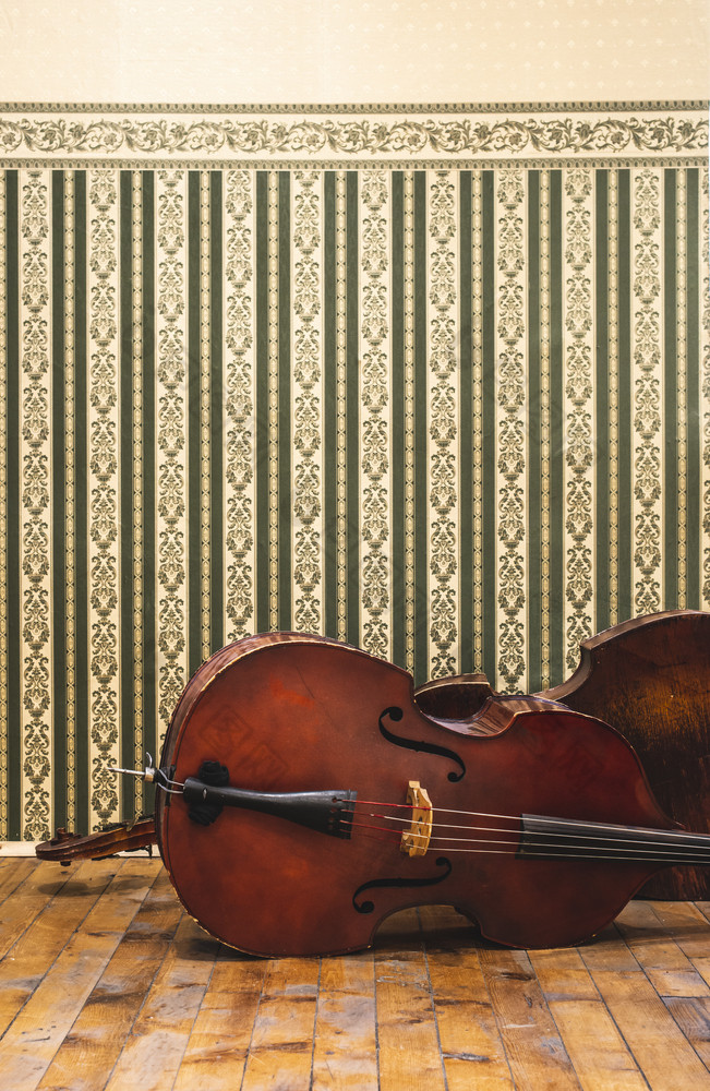古董最低音的木地板上维多利亚时代风格饰品的墙经典音乐和艺术概念