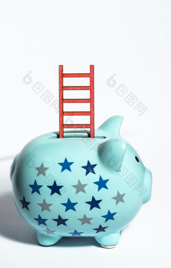 蓝色的小猪银行和梯出现从内部的小猪概念为钱储蓄和成功白色孤立的小猪和微型梯