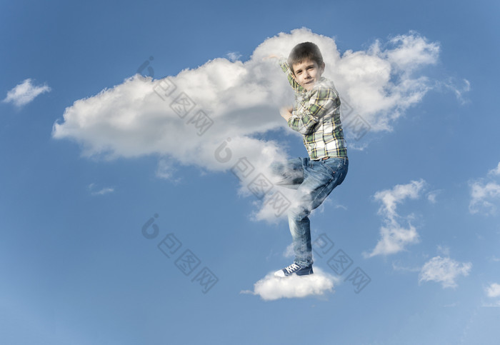 孩子的云蓝色的天空摘要概念与男孩和云概念为增长教育成功和梦想