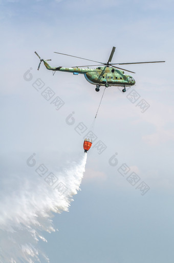 绿色消防直升机运输水直升机匮乏压抑了火灾