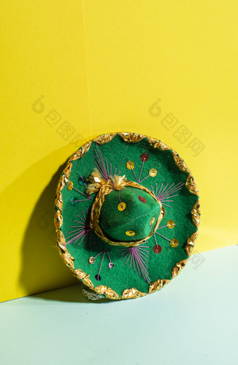 墨西哥帽子他几何黄色的和绿色柔和的语气背景绿色他与墨西哥饰品和装饰