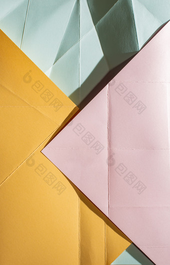 折叠潘通色卡颜色蓝色的和粉红色的纸柔和的音调硬自然光折叠和皱纹纸几何形状和数据的纸