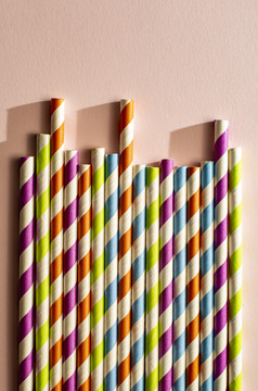 色彩斑斓的组合成的喝吸管背景有图案的吸管和明亮的颜色纸安排吸管下一个每一个其他概念为夏天时间和喝几何背景