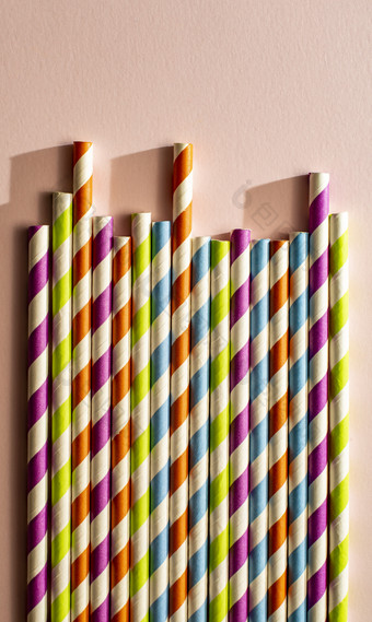 色彩斑斓的组合成的喝吸管背景有图案的吸管和明亮的颜色纸安排吸管下一个每一个其他概念为夏天时间和喝几何背景