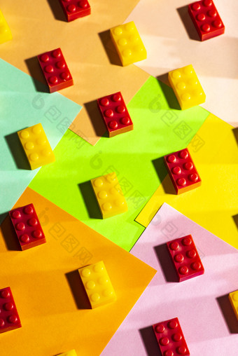 塑料几何多维数据集建设玩具几何形状纸多彩色的背景安排行孩子们rsquo玩具圆几何形状塑料砖