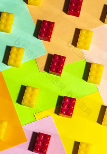 塑料几何多维数据集建设玩具几何形状纸多彩色的背景安排行孩子们rsquo玩具圆几何形状塑料砖