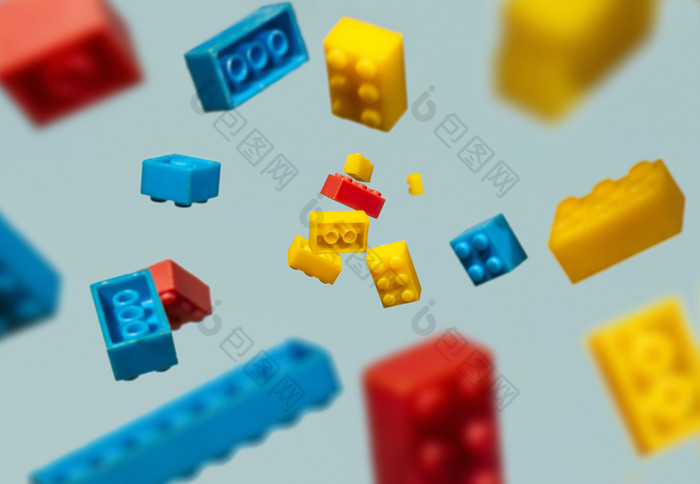 浮动塑料几何多维数据集的空气建设玩具几何形状下降下来运动蓝色的柔和的背景孩子们rsquo玩具圆几何形状塑料砖