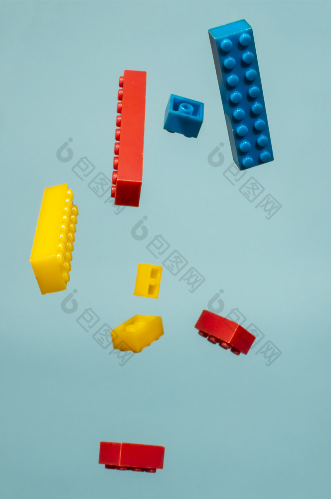 浮动塑料几何多维数据集的空气建设玩具几何形状下降下来运动蓝色的柔和的背景孩子们rsquo玩具圆几何形状塑料砖
