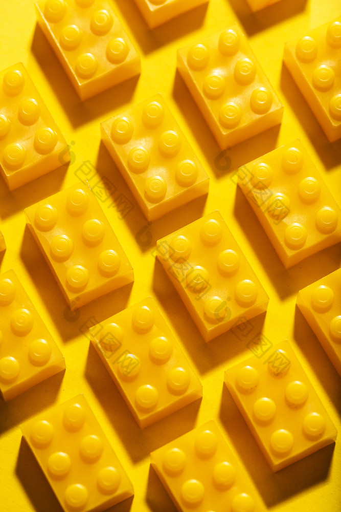 黄色的单色的塑料几何多维数据集建设玩具几何形状纸多彩色的背景安排行孩子们rsquo玩具圆几何形状塑料砖