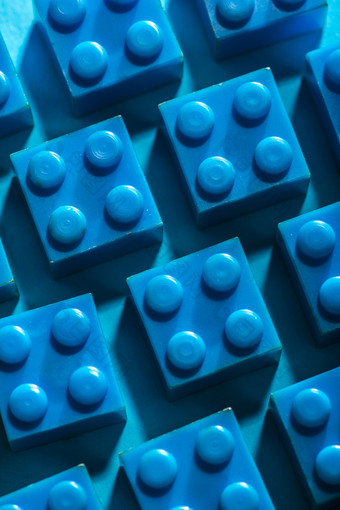 蓝色的单色的塑料几何多维数据集建设玩具<strong>几何形</strong>状纸多彩色的背景安排行孩子们rsquo玩具圆<strong>几何形</strong>状塑料砖