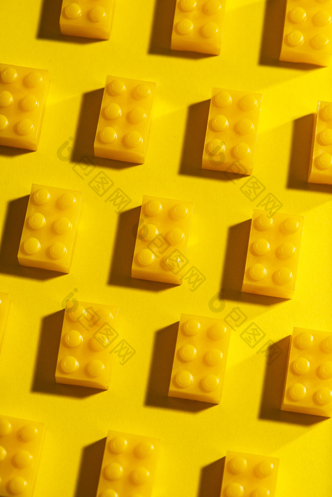 黄色的单色的塑料几何多维数据集建设玩具几何形状纸多彩色的背景安排行孩子们rsquo玩具圆几何形状塑料砖