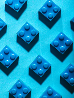 蓝色的单色的塑料几何多维数据集建设玩具几何形状纸多彩色的背景安排行孩子们rsquo玩具圆几何形状塑料砖