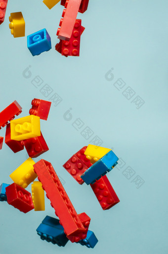 浮动塑料几何多维数据集的空气建设玩具<strong>几何形</strong>状下降下来运动<strong>蓝色</strong>的柔和的背景孩子们rsquo玩具圆<strong>几何形</strong>状塑料砖