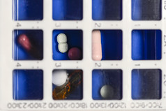 药片盒子与日期不同的药物分离对日期和小时计划为采取药物医疗概念与碉堡