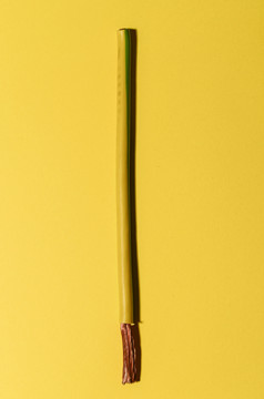 电电缆黄色的背景传播出铜电线极简主义电背景
