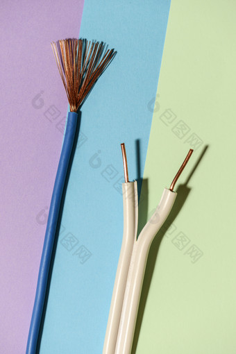 电电缆粉红色的和蓝色的背景传播出铜电线<strong>极简</strong>主义电背景