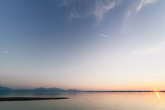 天文结合日落巴伐利亚湖与月亮和太阳的相同时间