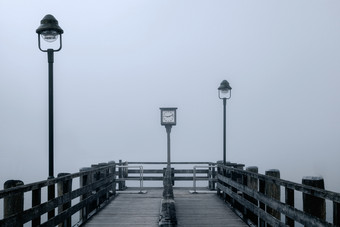 的观点的孤独的木码头的雾与两个灯柱和<strong>老时钟</strong>的湖科尼格湖德国