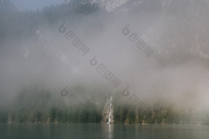 的观点森林在雾边境的湖与瀑布