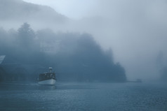 的观点孤独的船的雾的湖科尼格湖德国与山背景