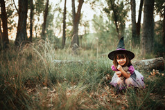 微笑女孩伪装女巫的森林在万圣节
