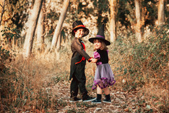 两个孩子们伪装为万圣节的森林