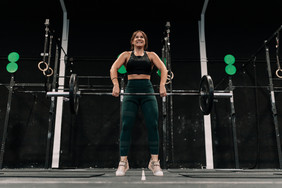 年轻的女举重运动员锻炼健身房