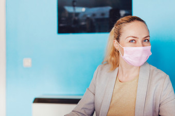 女人在家中上班她的房子在生物检疫