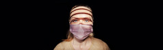 女人穿外科手术面具在检疫她的房子