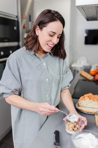 快乐的女人烹饪蔬菜夏天沙拉和水果的<strong>首页</strong>厨房快乐的女人烹饪Healty食物的<strong>首页</strong>厨房