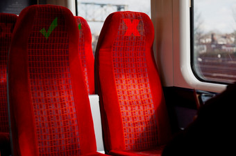 <strong>火车座位</strong>与警告标志着为社会距离由于冠状病毒