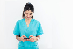 护士使用智能手机站的诊所与细枝背景