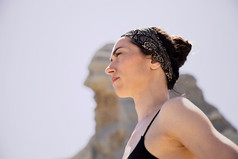 年轻的活跃的女人练习瑜伽沙漠阳光明媚的一天健康和活跃的生活概念