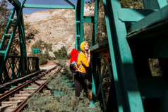 女人探索小径和老铁铁路桥