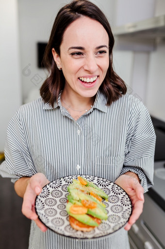 女人准备健康的烤面包与鳄梨<strong>厨房</strong>有有趣的概念节食营养