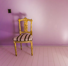 空豪华古董椅子站空房间与粉红色的层压板和紫色的墙背景