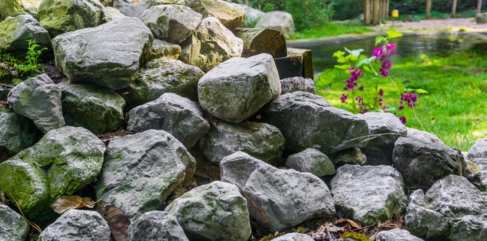 桩堆放石灰石头岩石关闭美丽的花园装饰纹理背景