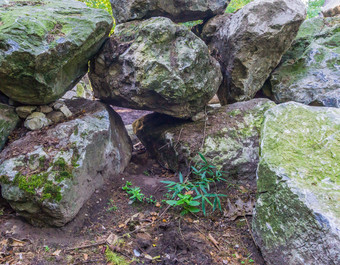 大桩堆放博尔德石头岩石美丽的花园装饰背景