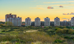 城市视图与公寓从的沙丘Scheveningen)受欢迎的和旅游小镇的海滩的荷兰日落时间