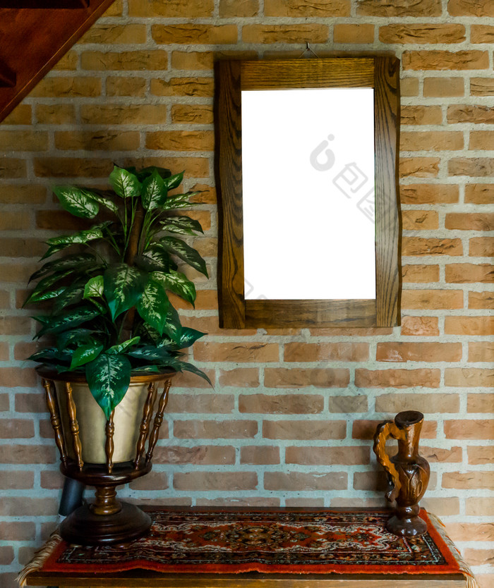 空空白减少出木绘画镜子框架挂砖墙以上表格内阁与地毯地毯装饰与房子植物和花瓶背景纹理