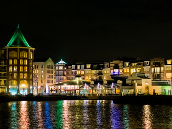 美丽的视图从的水中心vleuterweide的<strong>荷</strong>兰utrecht的<strong>荷</strong>兰色彩斑斓的城市景观与许多建筑和<strong>灯</strong>